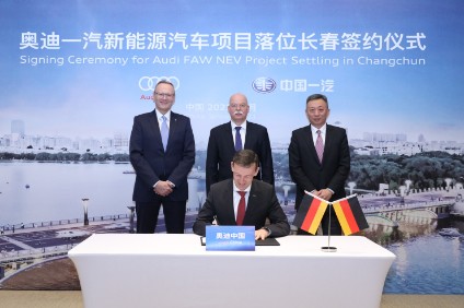 From left: Stephan Woellenstein (CEO Volkswagen Group China), Clemens von Goetze (German Ambassador China), Liu Yunfeng (EVP Volkswagen Group China), Werner Eichhorn (president Audi China) at the ceremonial signing of the new JV documents
